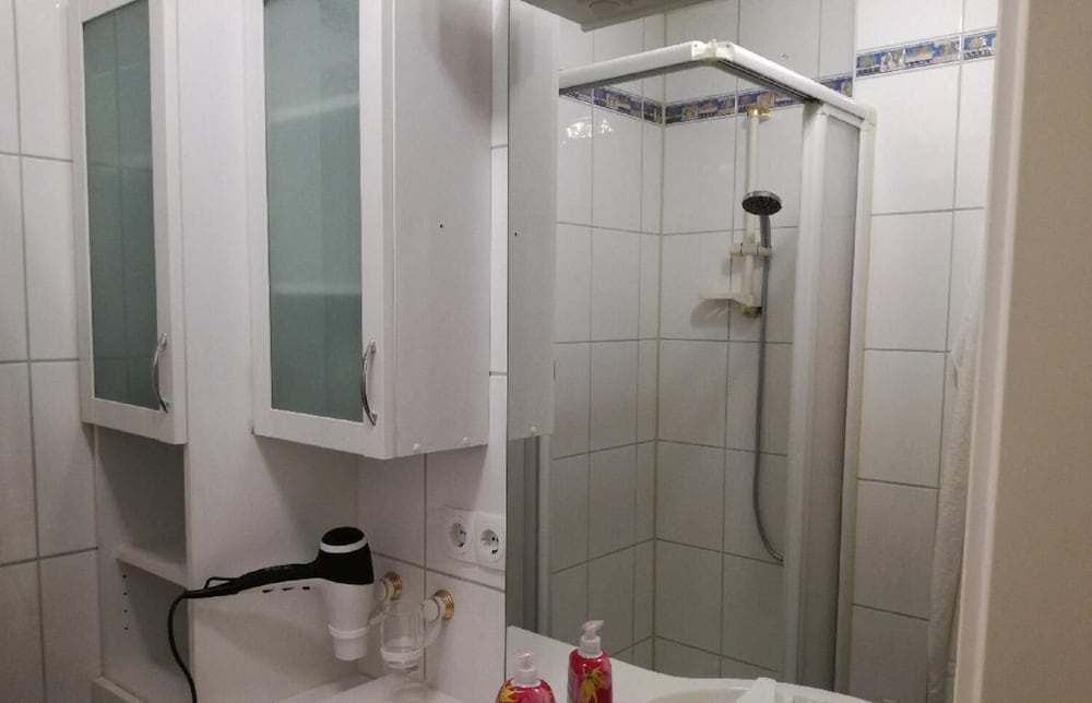 Haus Berlin en Bad Fuessing — bathroom