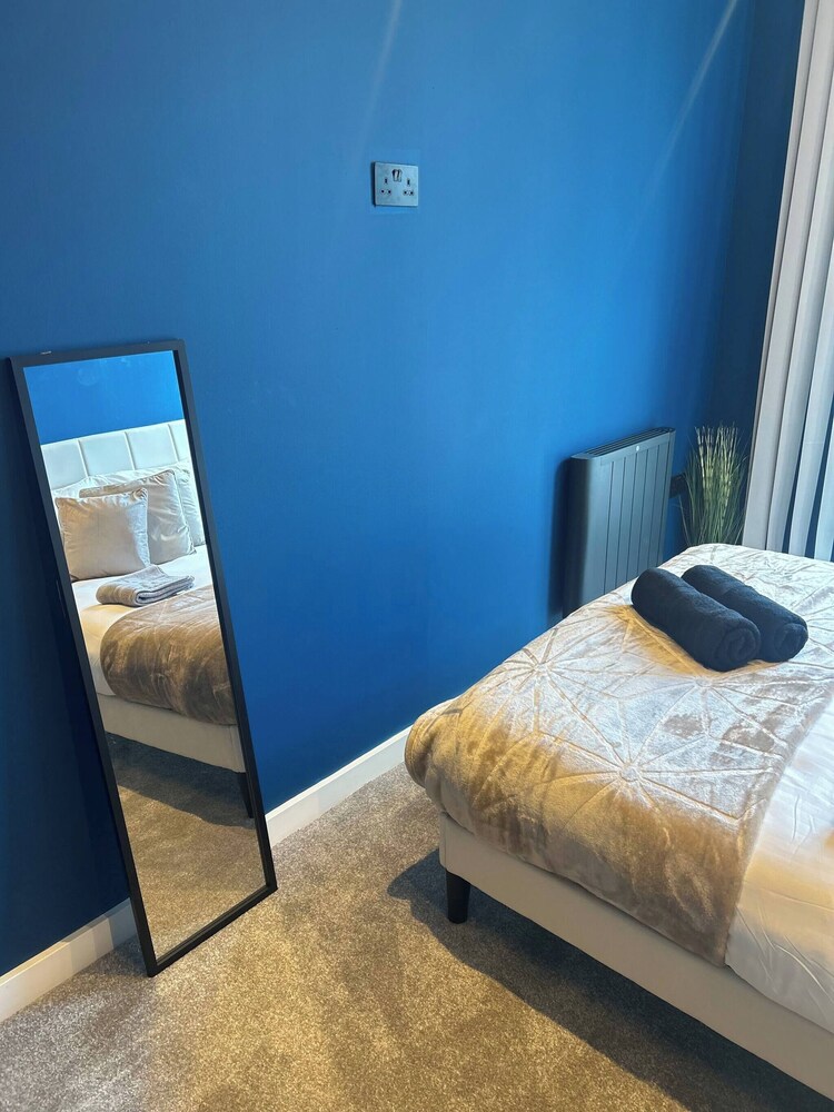 Modern City Blue Apartment Next To The AO Arena Free Parking