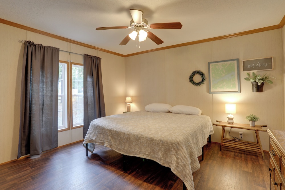 Greers Ferry Lake Access: Cabin w/ Boat Slip!