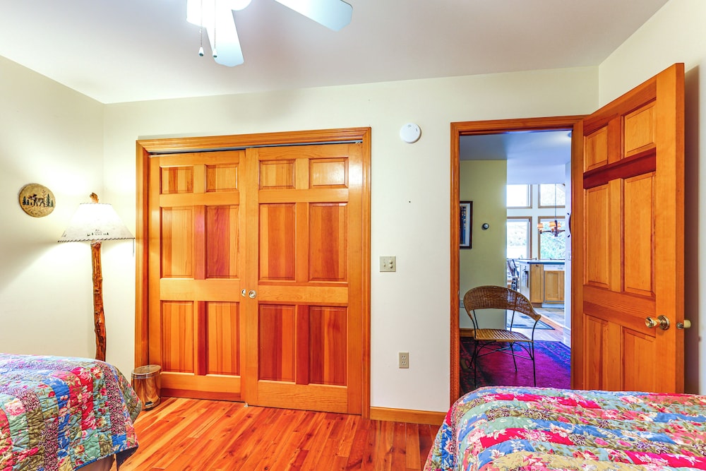 'sweet Serenity' Schroon Lake Family Retreat!