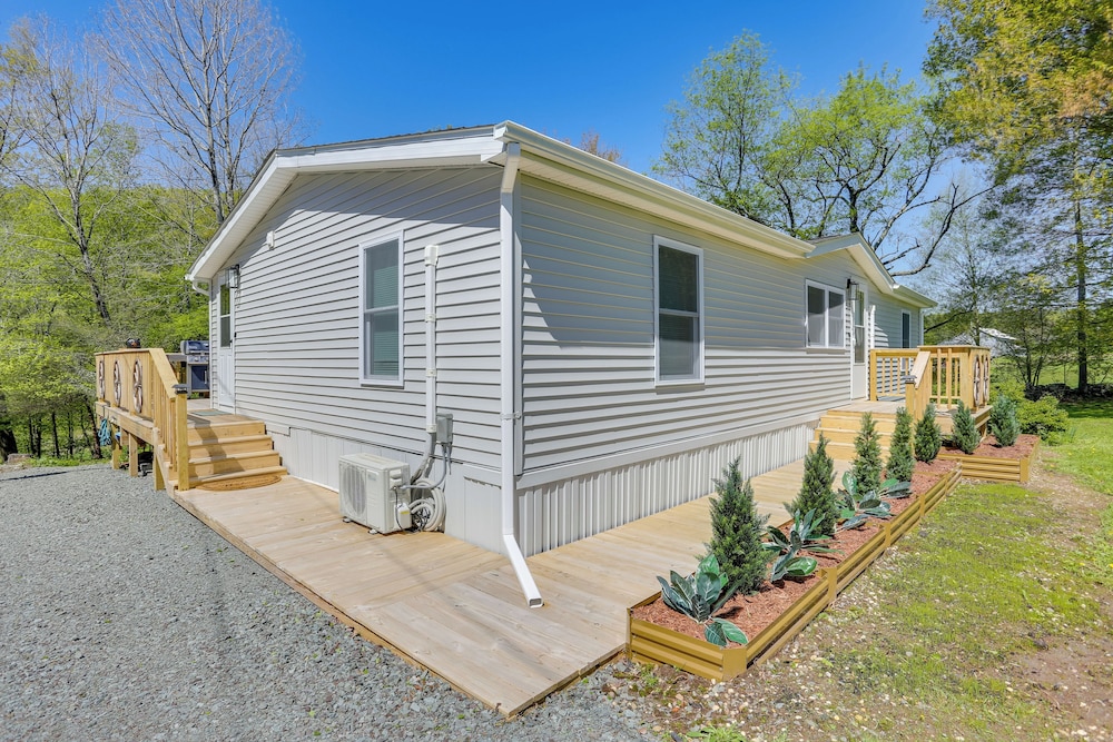 4 Mi to Delaware River: Callicoon Retreat w/ Deck!