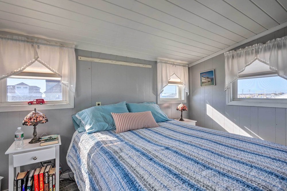 Seaside SK Getaway: Steps to Matunuck Beach!