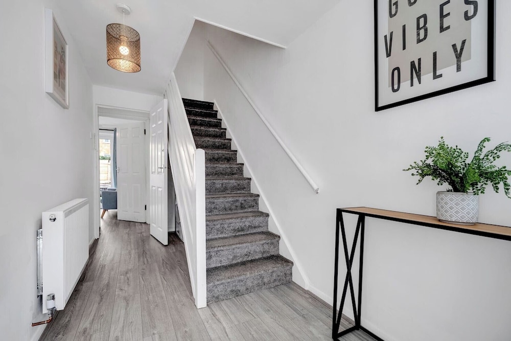 4 Bedrooms - Up To 14 Guests - Free Parking