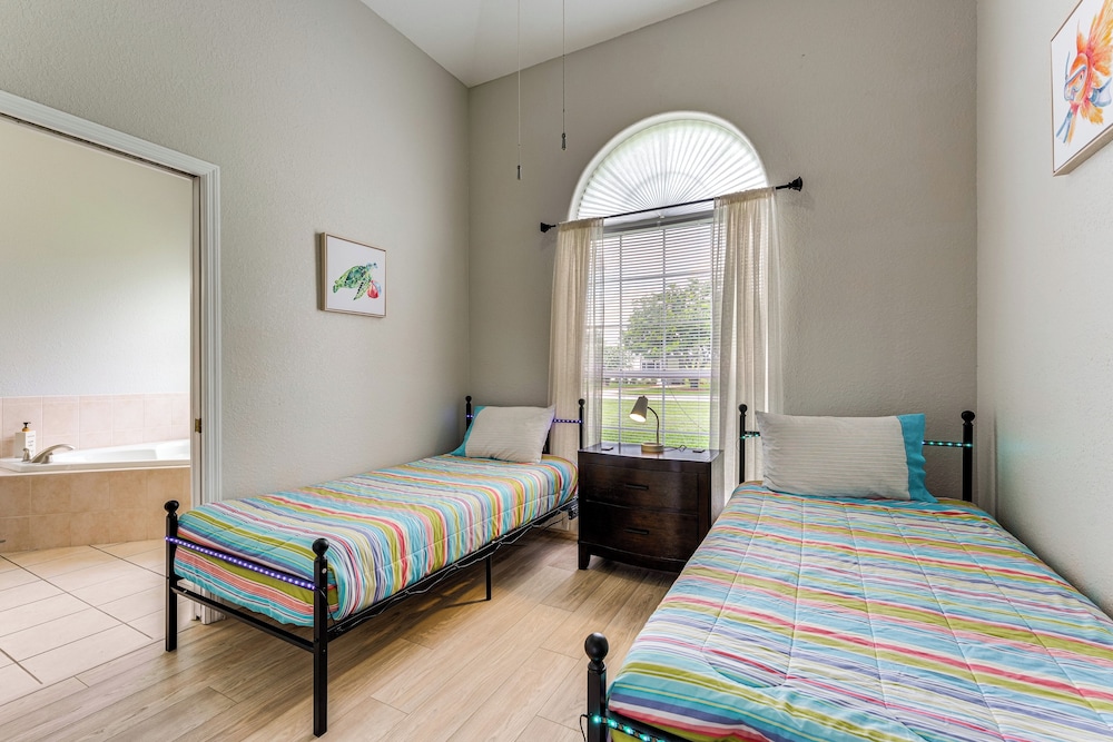 Game, Swim & Unwind: Lakeside Retreat Near Disney