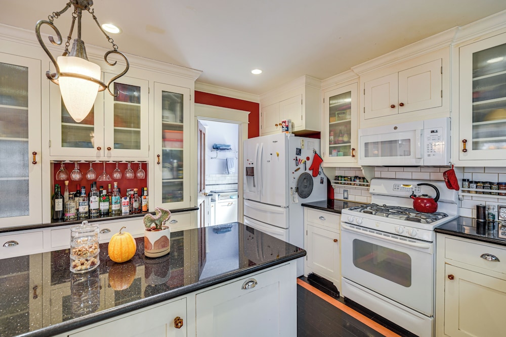 6 Blocks to Sjsu: Cozy Bungalow w/ Deck & Koi Pond