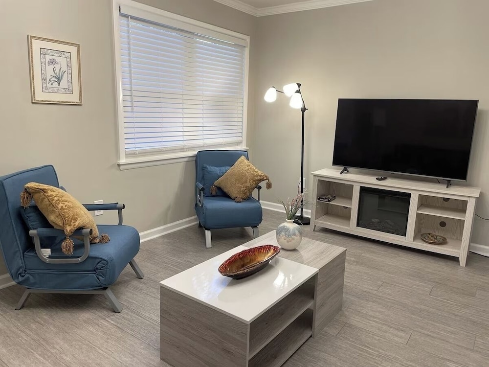 Bright 2BR Townhome Pool & Beach Minutes Away