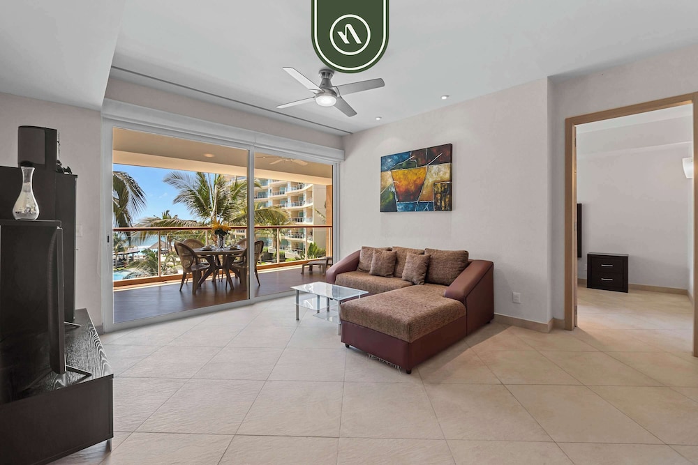 Oceanfront 2 BR Condo - Beach - Restaurant - Gym