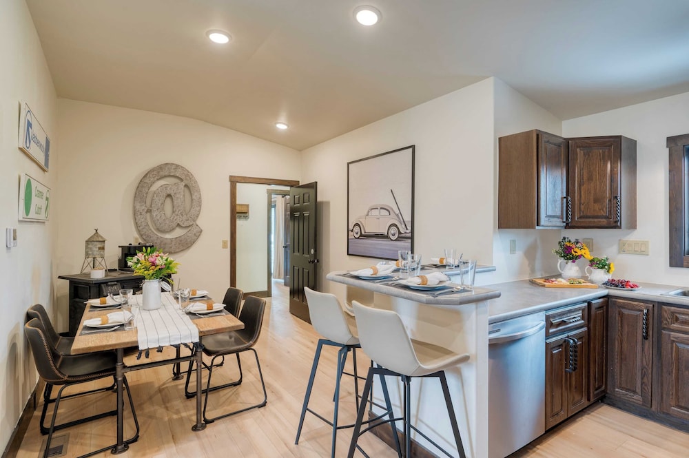 Winterhaven Estate by Avantstay Sleeps 19 Guests Mountain Compound w/ Views, Firepit, Hot Tub