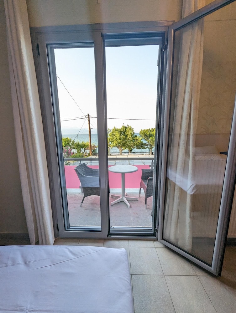 Okeania Seafront Rooms in Kamena Vourla