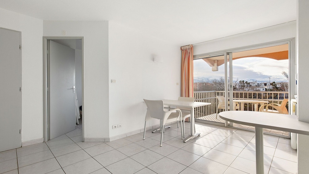 Sunny Waterfront Apartment