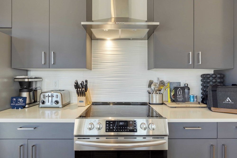 2 Units in Walkable Midtown Location, Gym+pool Honkey-tonk & Muse by Avantstay