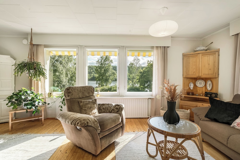 Spacious 3BR House - River View & Sauna