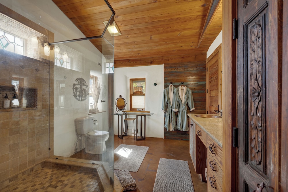 The Willows Casa Grande + Sundown Suite Sleeps 13 - Close to Main St