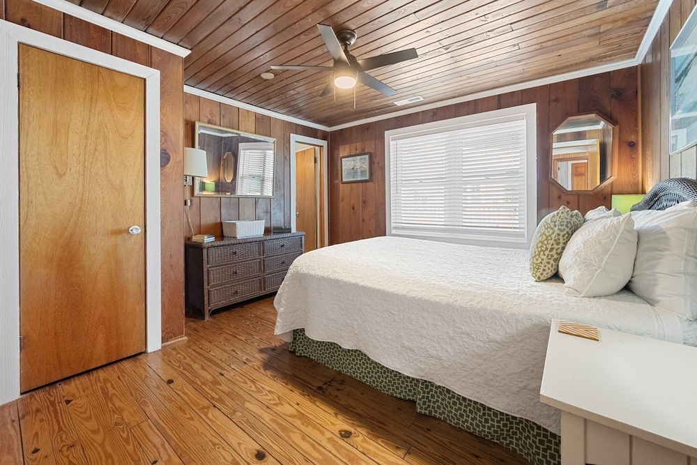 Laughin Place V 5 Bedroom Home by Peace Vacations