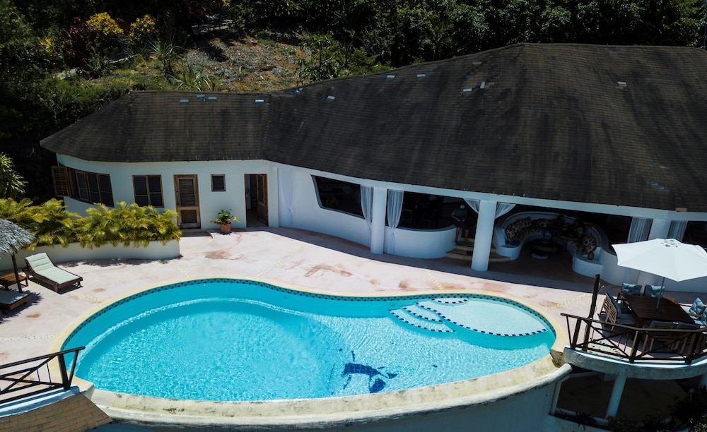 Villa Pina by Hostelsmates