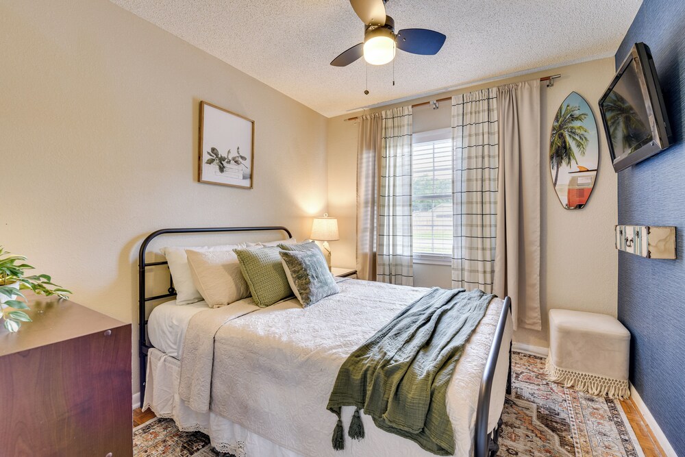 2 Mi to Beach, Near Airport: Heart of Fort Walton