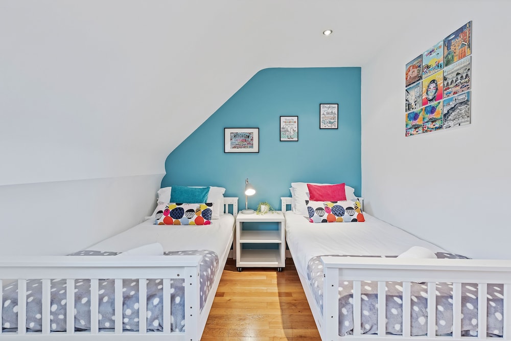 Majestic Mews Apartment with Free Parking | By My Getaways