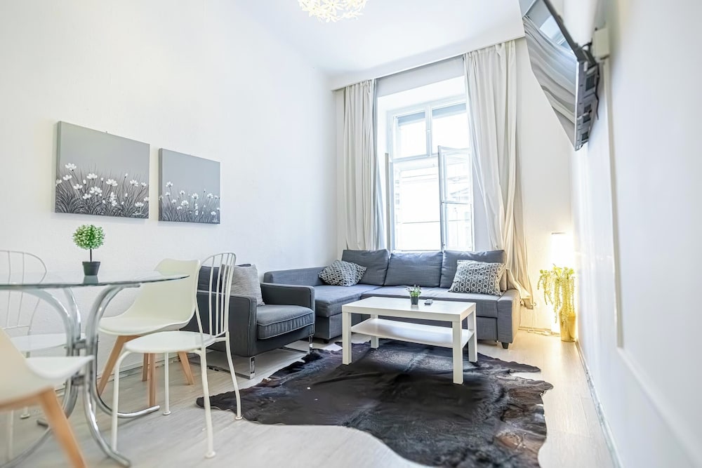Contemporary 1BR LR Close to Belvedere