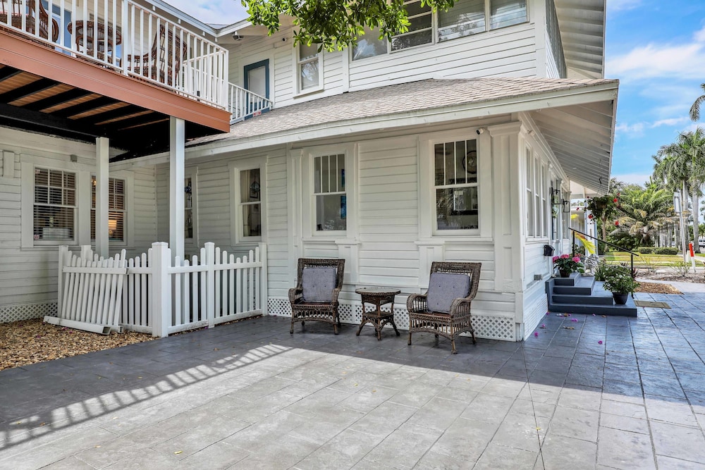 Hibiscus House Bed Breakfast Inn Flamingo Suite