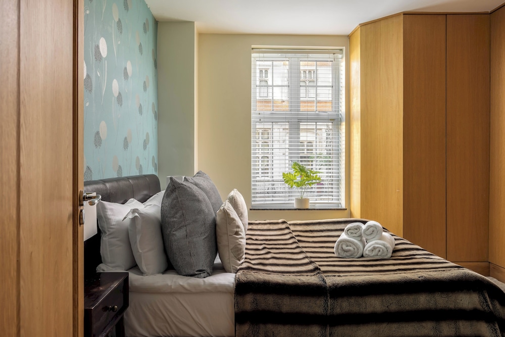 Park Lane 4-bed Mayfair Family House