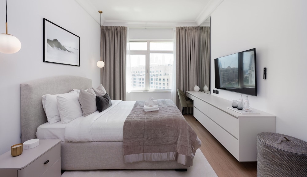Sleek 2BR Apt at the Palm w Beach Access