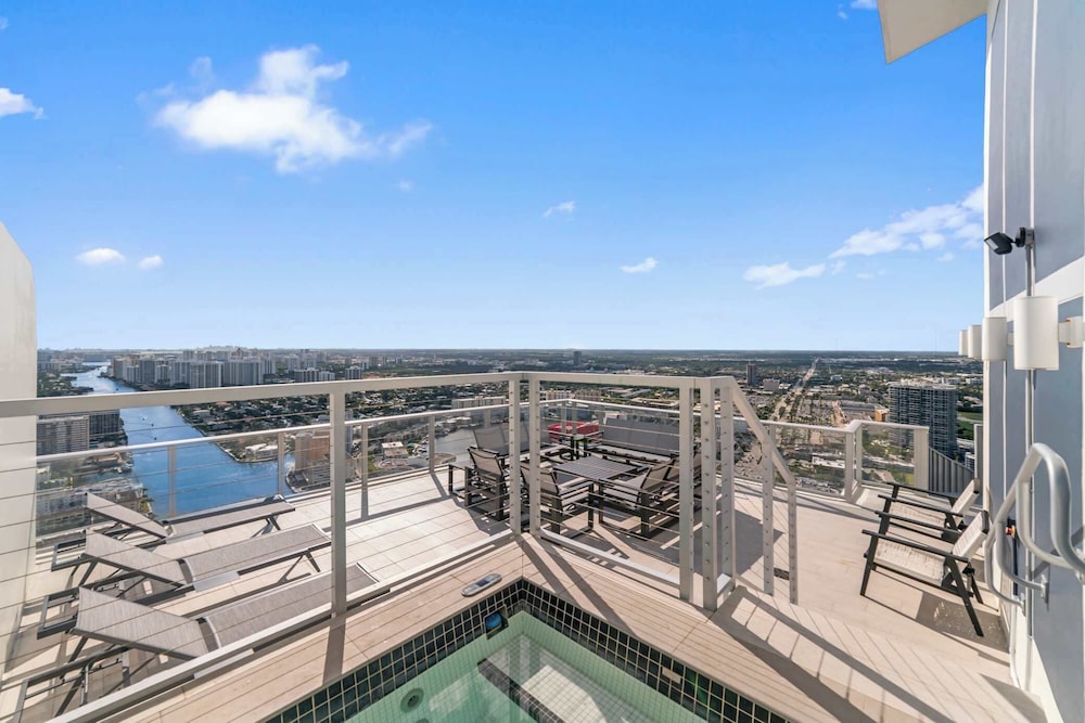 2BR Ocean Penthouse: Private Terrace & Hot Tub