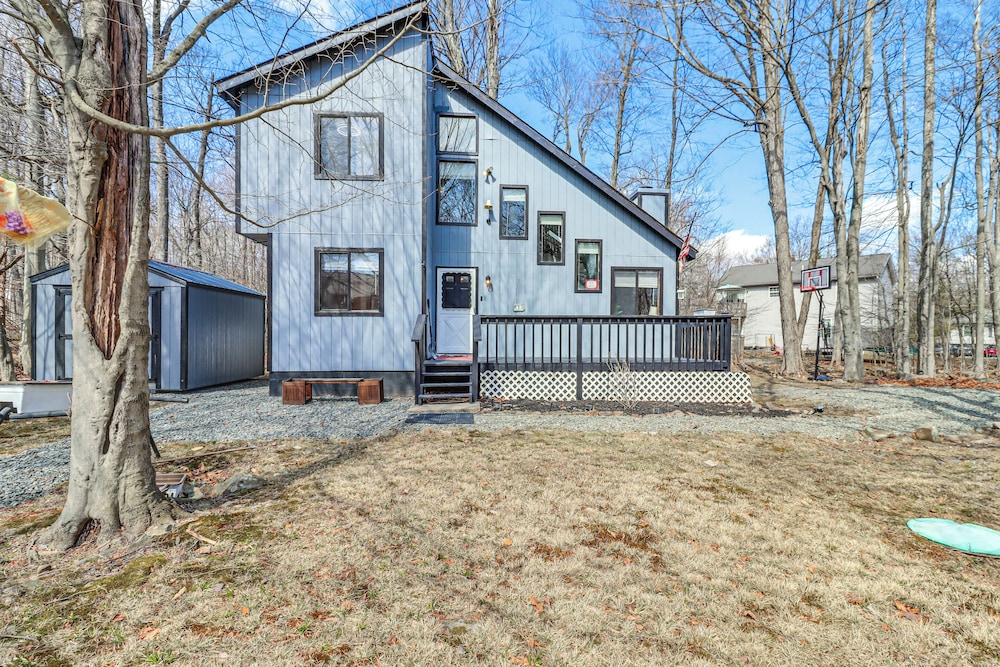 3 Mi to Tobyhanna State Park: Home w/ Serene Deck!