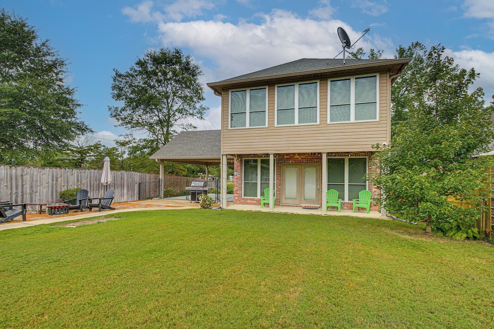 Tranquil Views: Riverfront Retreat in Hot Springs!