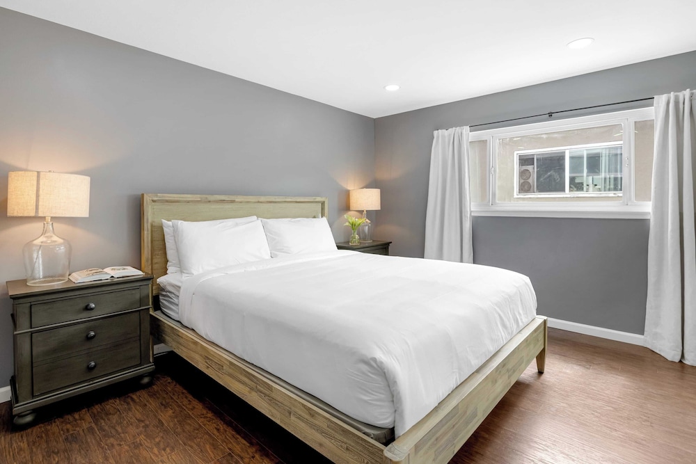 Topside Newport Rooftop Balcony + Ocean Views + Walk to Pier, Marina Village