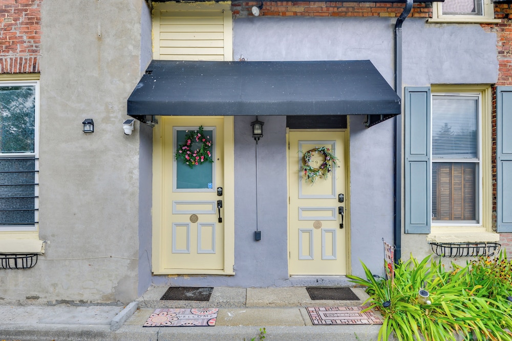 Walk to Marina: Dog-friendly Lake Ontario Studio