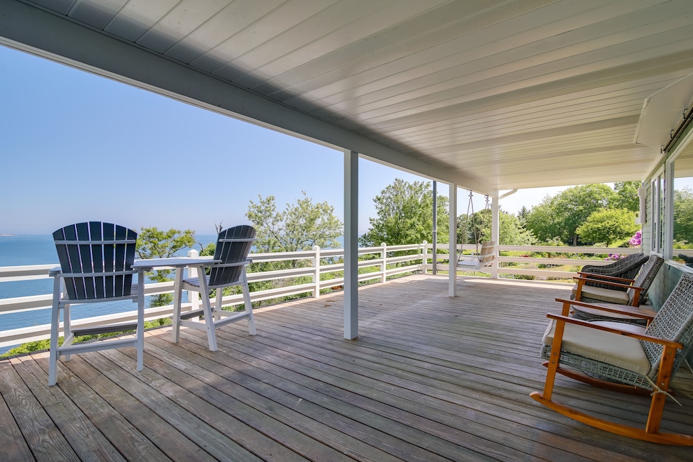Bayfront Home w/ Deck - 4 Mi to Downtown Plymouth!