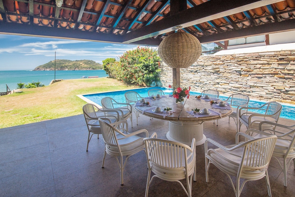 Casa com Cinco Quartos Pé na Areia