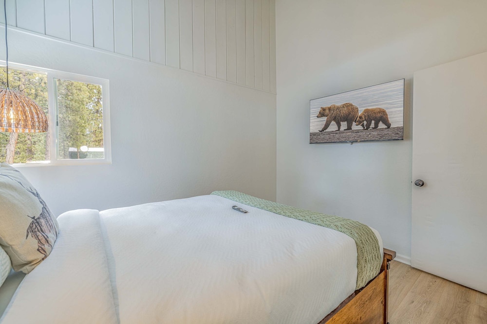 Quail Drive 2 Bdrm 1 Bath Modern Cabin Hot Tub