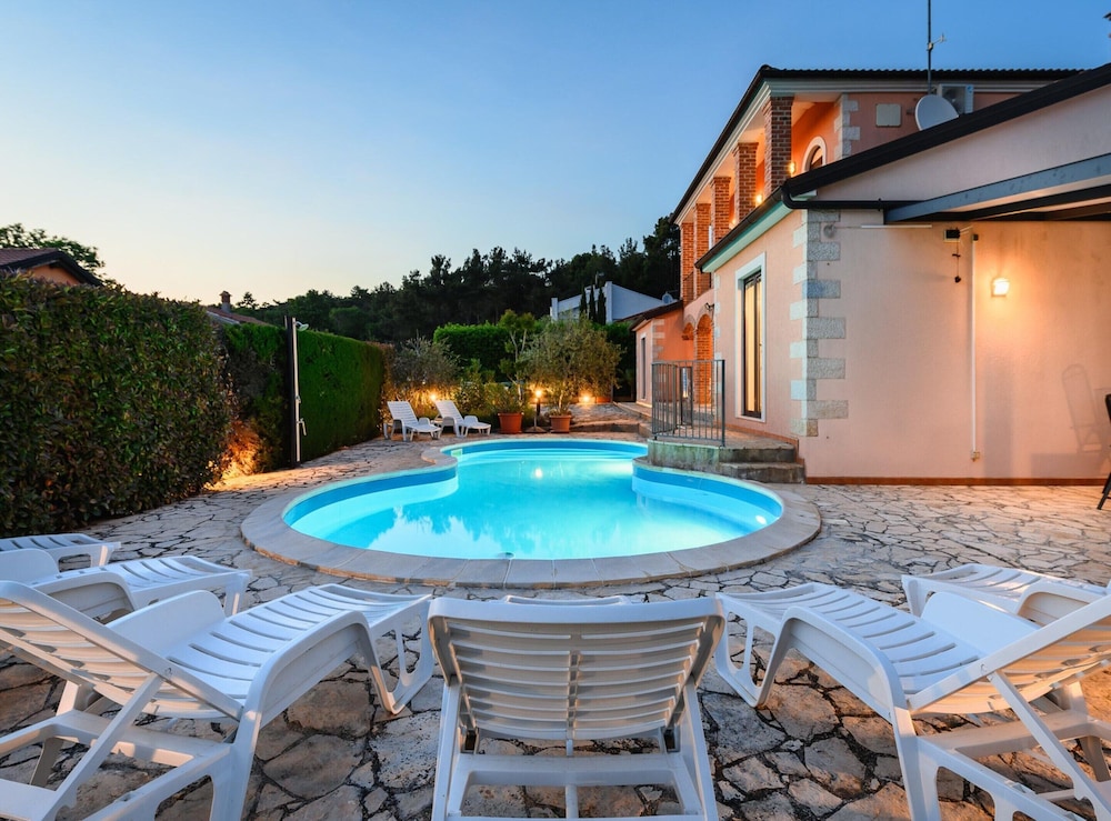 Villa in Visnjan With Private Heated Pool