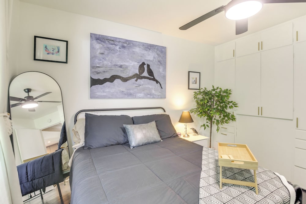 Modern Creekside Retreat 1 Mi to Spirit Mtn Casino