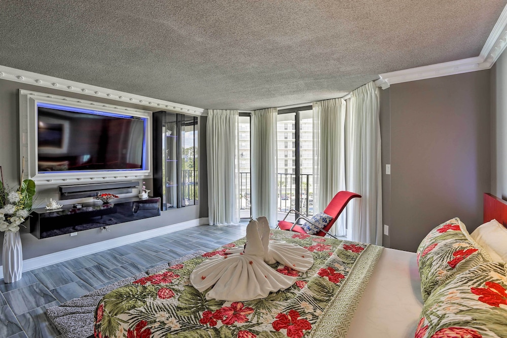 Panama City Beach Condo w/ Balcony & Ocean Views