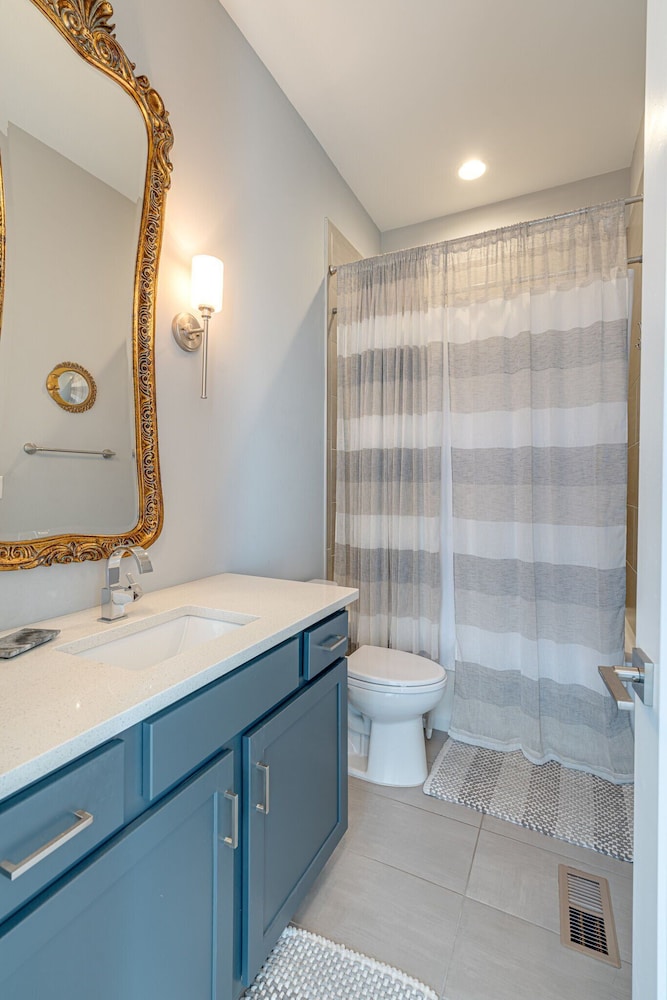 Cultured Coach - Mins to Broadway - Private Rooftop