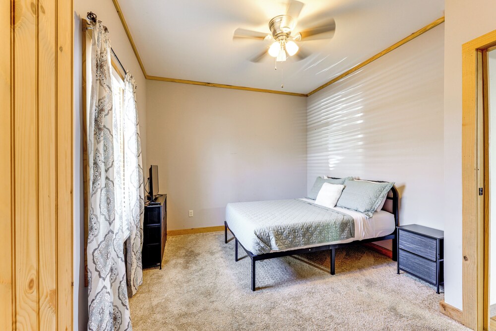 Peaceful Cabin w/ Mtn Views & Grill in Altoona!