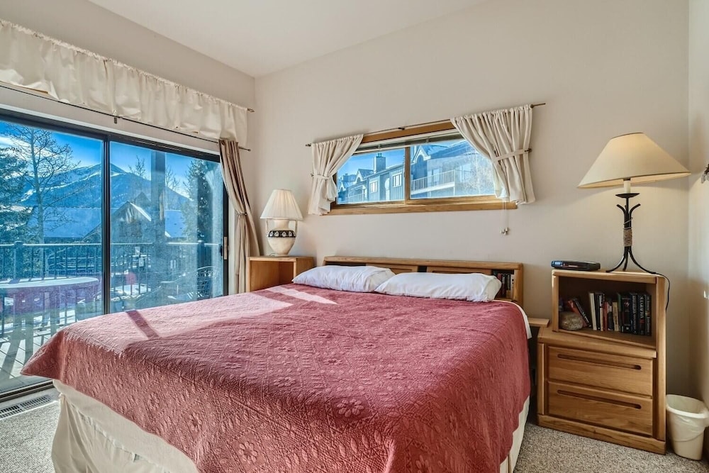 Lake Forest 201f 2 Bedroom Condo by RedAwning
