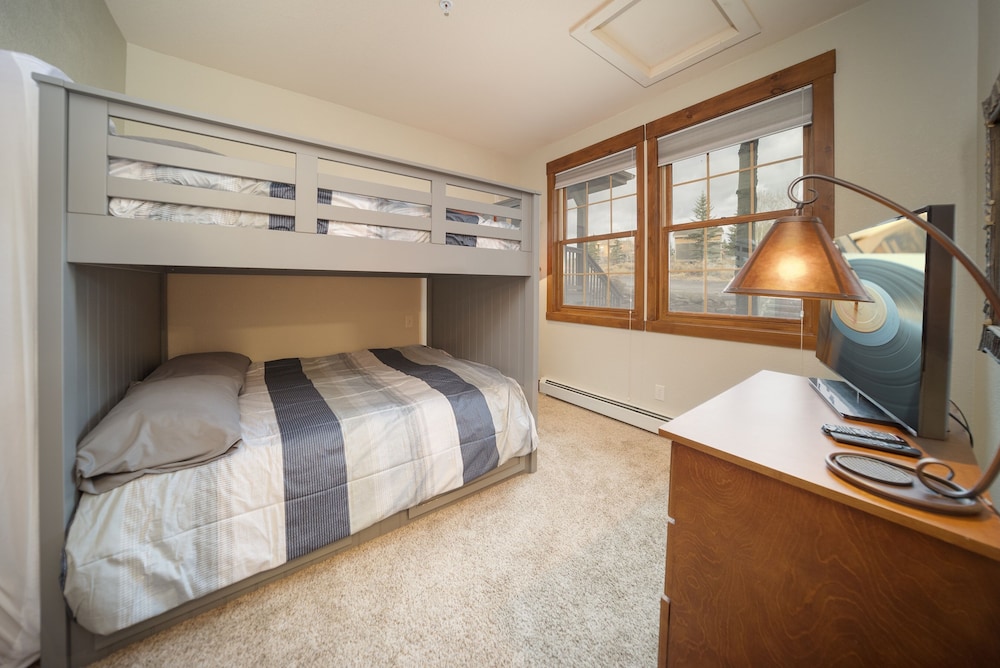 Palomino At Kicking Horse 2 Bedroom Cabin by Redawning - Property Image 22