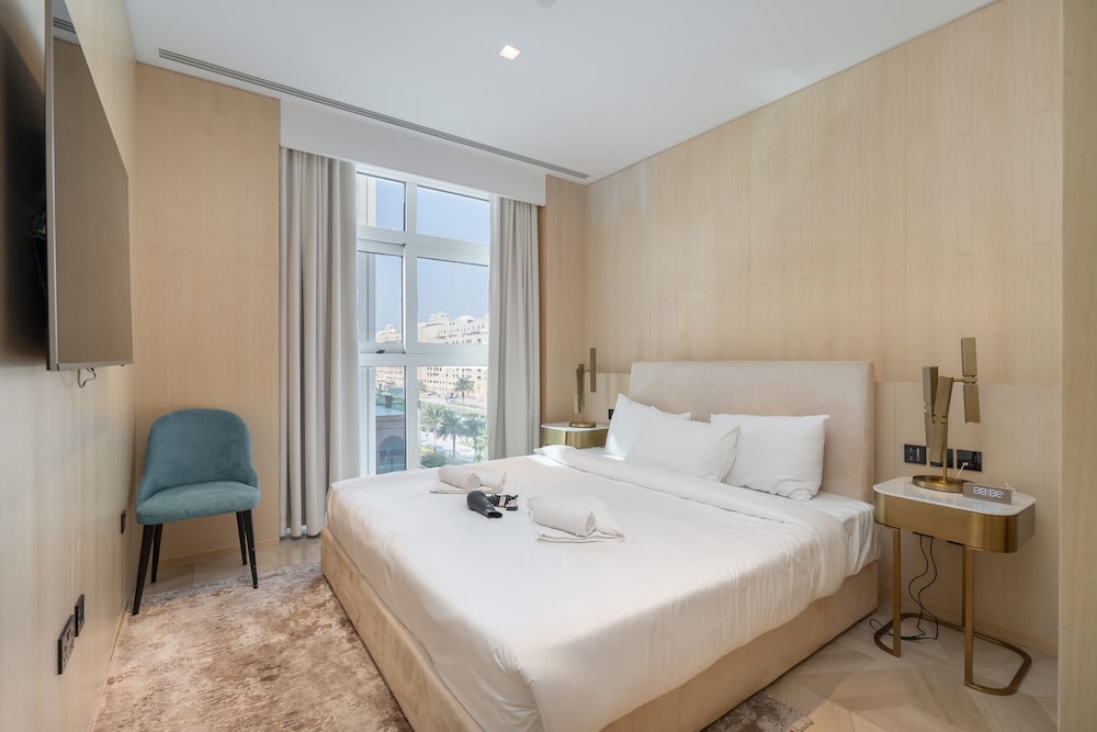 Stunning 3-bedroom Retreat at Five Palm Jumeirah With Spectacular Views and Direct Access to the West Beach