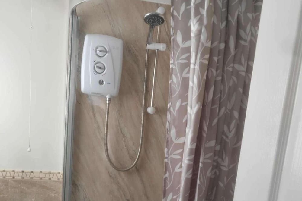1br-garden-parking-pets-10 Mins to Beach