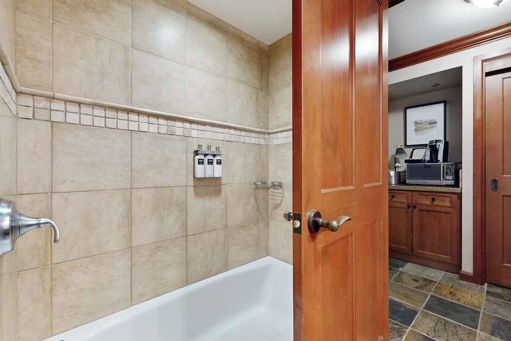 2BR Resort Condo Ski-in/ski-out, Pool, Hot Tub