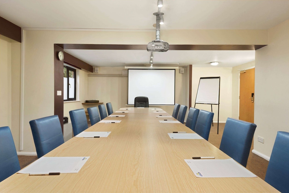Warwick Vacations - Days Inn by Wyndham Warwick North M40 - Property Image 2