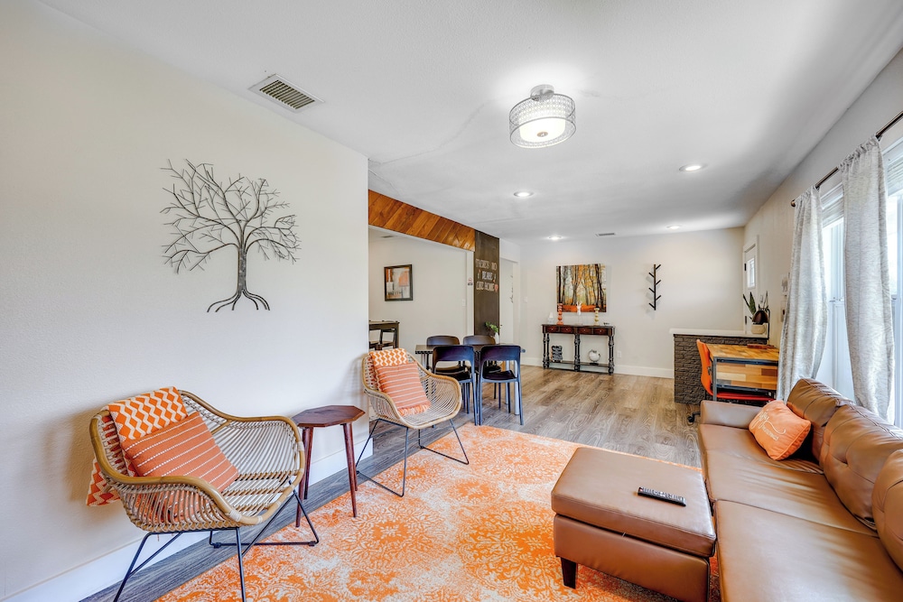 San Antonio Home, 2 Mi to Airport - Pets Welcome!