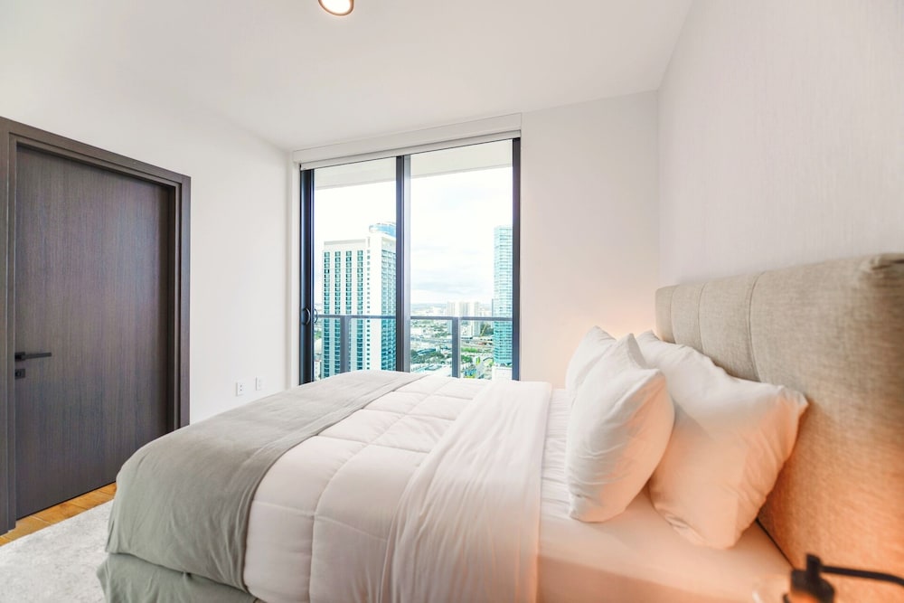 Deluxe Apt Bayside Views Await