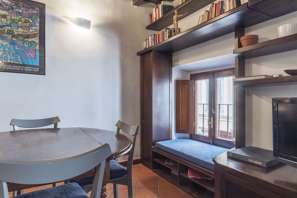 Stylish Flat Domus Aurea