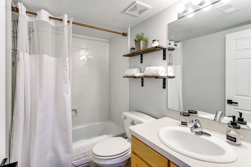 Cozy Kaysville Vacation Rental w/ Mountain Views!