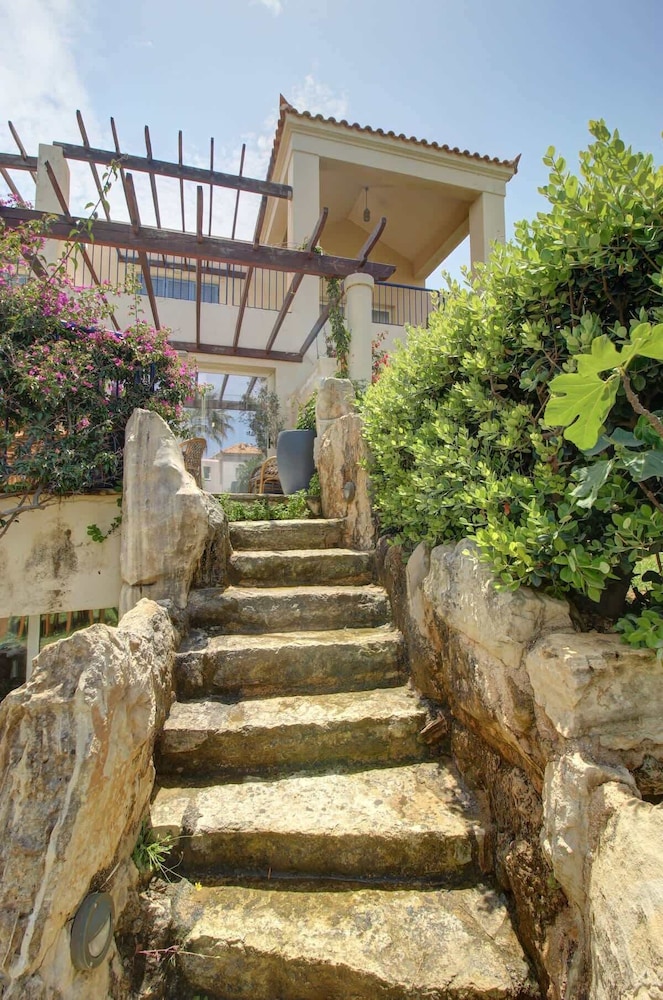 Villa Elias 3BR with Jacuzzi & Pool