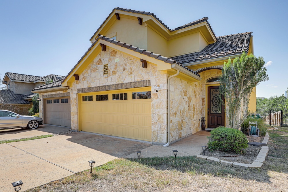 5 Mi to Lake Travis: Pet-friendly Home w/ Yard!